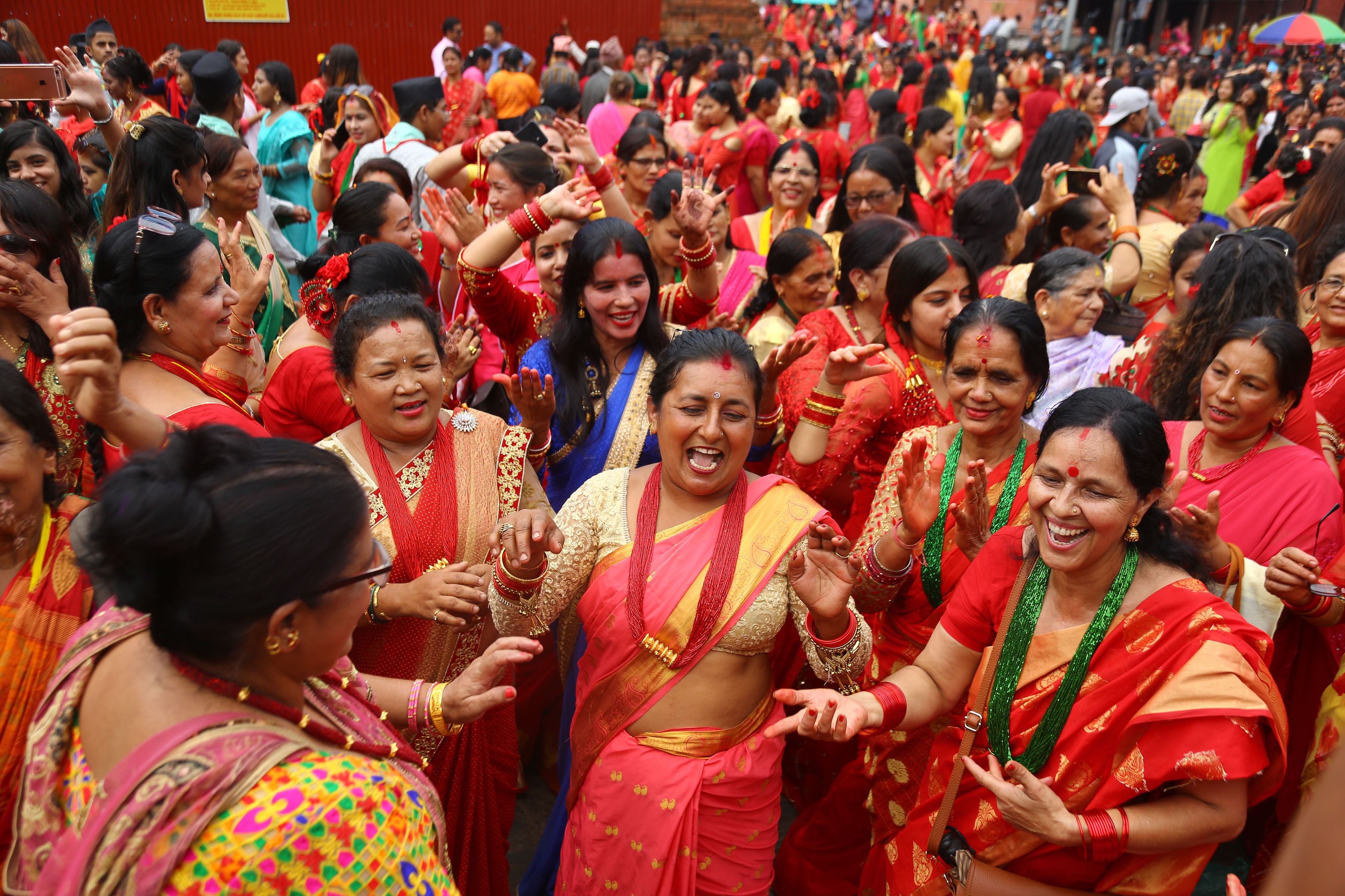devotees-thronging-pashupatinath-on-teej-festival